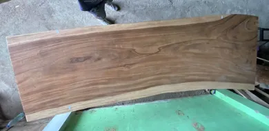 Naturholz Tisch suar mit Metallbeinen X-Stil, 314cm Länge, 107cm Breite, 83,5 cm Höhe. Tischplatte 7cm Dicke 